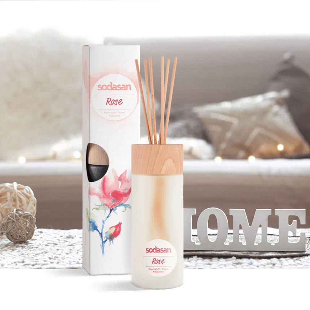 Odorizant cameră Senses Trandafir Sodasan 200ml, sticlă și lemn, decor floral.