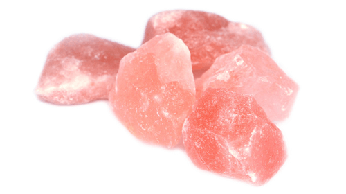 Cristale roze de sare de Himalaya naturale crude pe fundal alb.