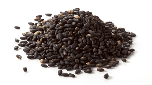 Semințe de susan negre, bio, împrăștiate, 250g, văzute lateral, perfecte pentru consum crud și sănătos.