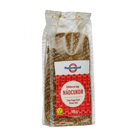 Zahar brun inchis moale 500g Naturmind în ambalaj transparent cu etichetă roșie și albă.